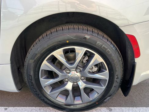 Used 2023 Chrysler Pacifica Pinnacle FWD image 14