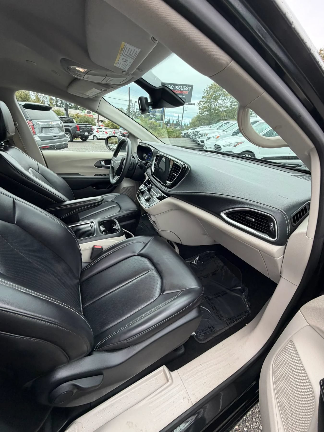 Used 2023 Chrysler Pacifica Touring-L FWD image 22
