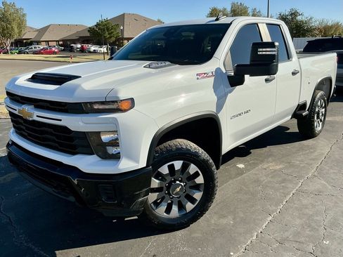 Used 2024 Chevrolet Silverado 2500 Custom w/ Custom Value Package image 3