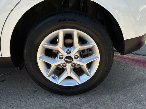 Used 2025 Kia Soul LX w/ LX Technology Package FWD image 9