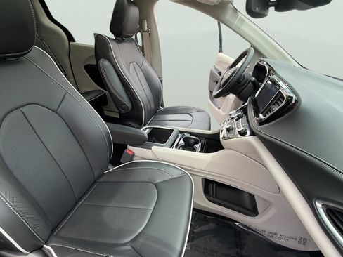 Used 2024 Chrysler Pacifica Limited FWD image 16