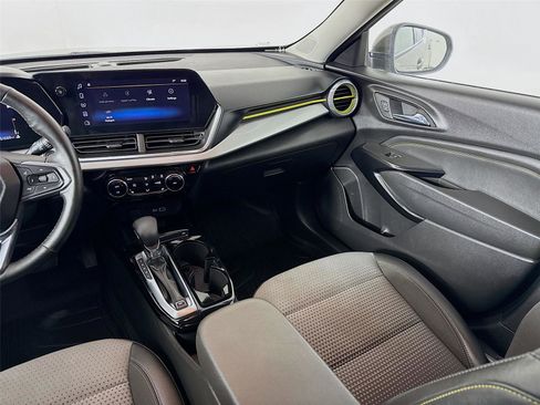 Used 2024 Chevrolet Trax LT w/ Sunroof Package image 23