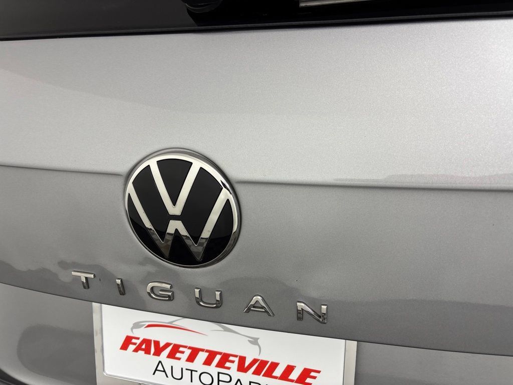 Used 2023 Volkswagen Tiguan SE R-Line AWD/4WD image 12