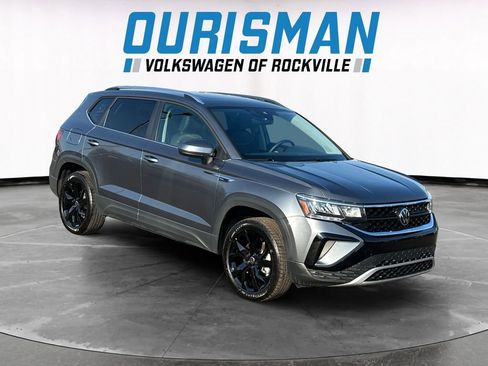 Used 2024 Volkswagen Taos SE image 1