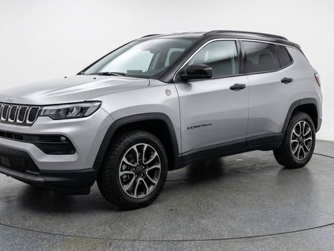 Used 2025 Jeep Compass Trailhawk w/ Trailer Tow Group image 3