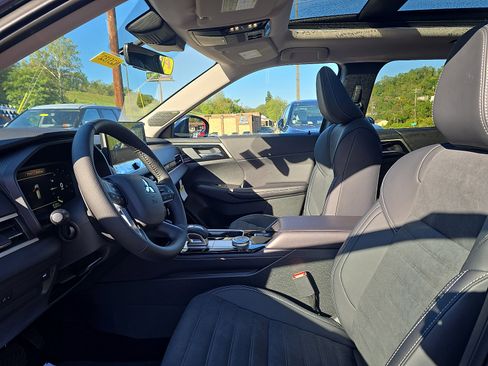New 2025 Mitsubishi Outlander SE image 11