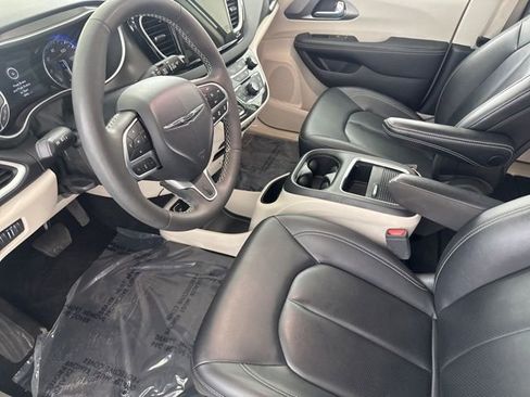 Used 2024 Chrysler Pacifica Touring-L FWD image 24