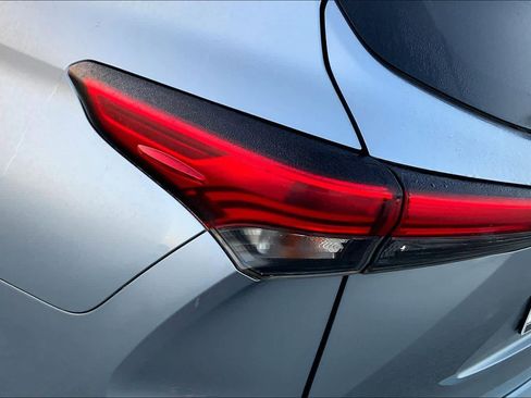 Used 2022 Toyota Highlander XLE image 27