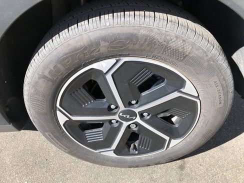 Certified 2024 Kia Niro LX image 14