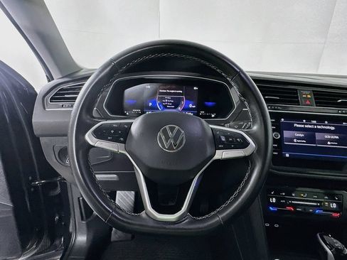 Used 2024 Volkswagen Tiguan SE w/ Panoramic Sunroof Package FWD image 18