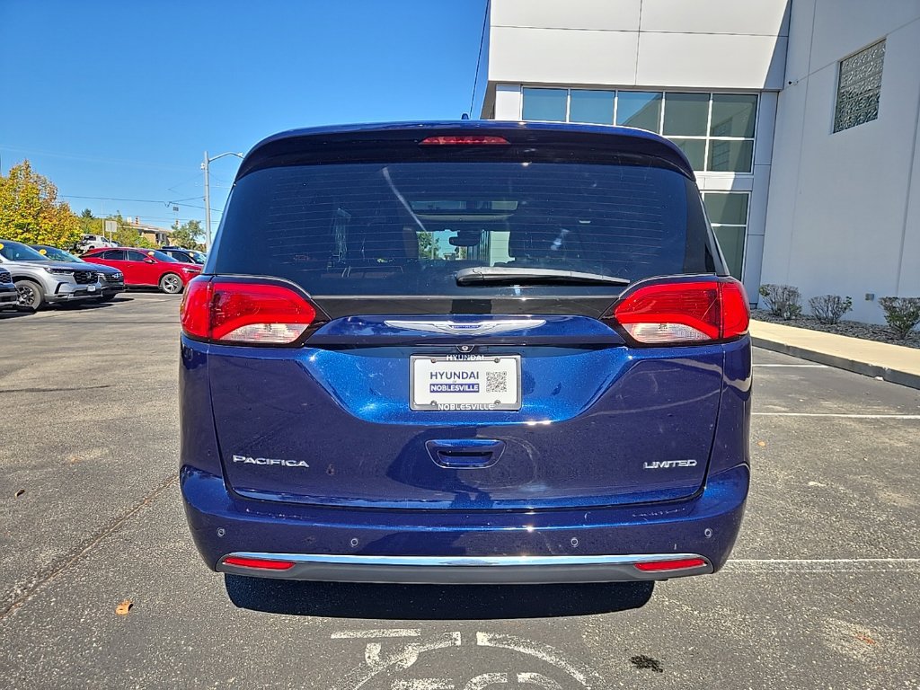 Used 2018 Chrysler Pacifica Limited w/ Tire & Wheel Group FWD image 7
