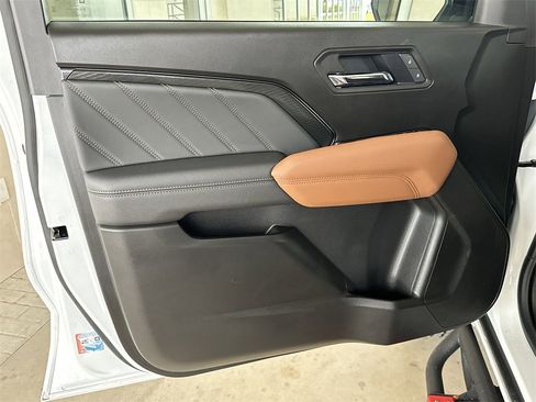 Used 2025 GMC Canyon AT4 image 10