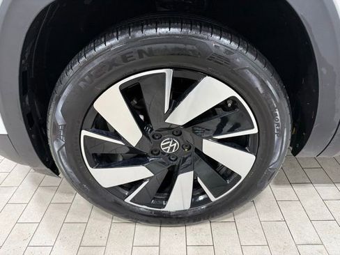 Certified 2024 Volkswagen Atlas Cross Sport SE image 29