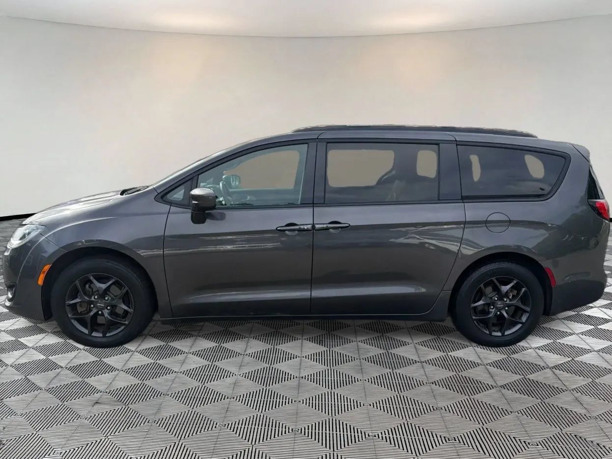 Used 2019 Chrysler Pacifica Touring-L w/ S Appearance Package FWD image 4