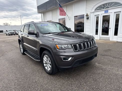 Used 2021 Jeep Grand Cherokee Laredo image 3