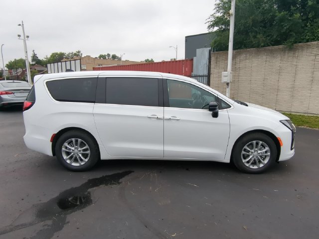 New 2027 Chrysler Pacifica Select FWD image 7