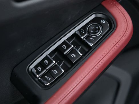 Certified 2025 Porsche Macan image 18