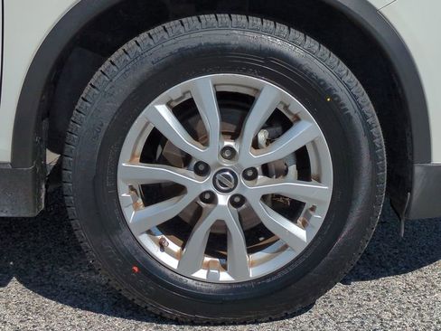 Used 2017 Nissan Rogue SV w/ SV Premium Package image 11