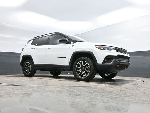 Used 2025 Jeep Compass Trailhawk AWD/4WD image 46