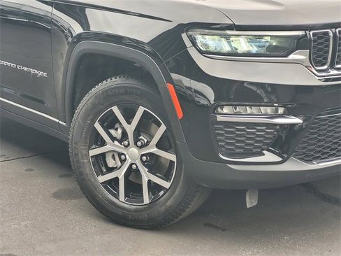 Certified 2023 Jeep Grand Cherokee Limited image 3