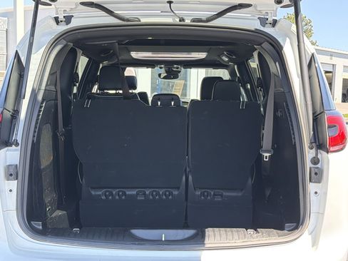 Used 2023 Chrysler Pacifica Limited w/ Uconnect Theater Family Group FWD image 34