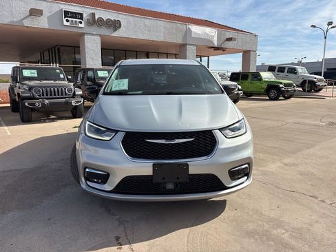Used 2024 Chrysler Pacifica Touring-L FWD image 2
