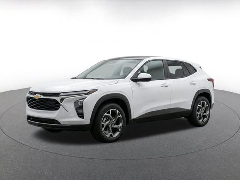Used 2025 Chevrolet Trax LT FWD image 3
