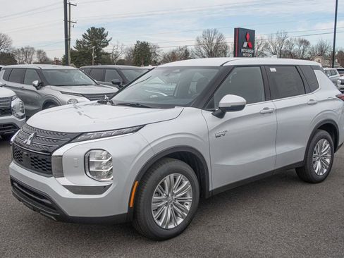New 2025 Mitsubishi Outlander ES image 4