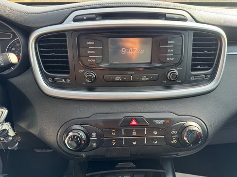 Used 2017 Kia Sorento LX image 25