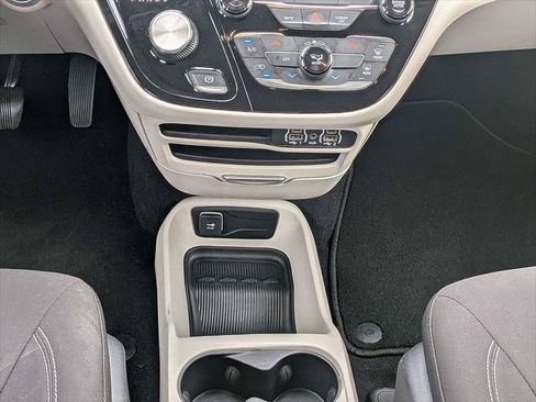 Certified 2022 Chrysler Voyager LX FWD image 19