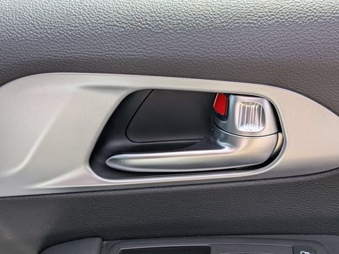 Used 2025 Chrysler Pacifica Limited FWD image 35