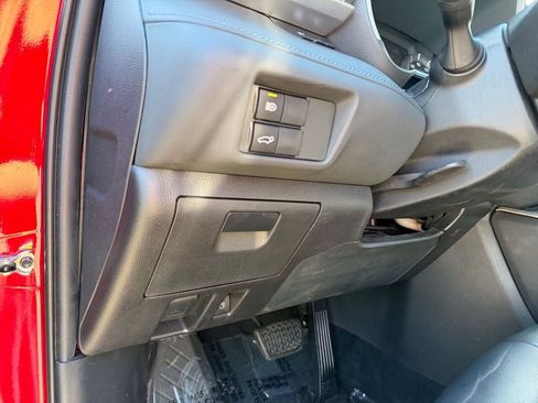 Used 2022 Toyota Highlander XLE AWD/4WD image 19