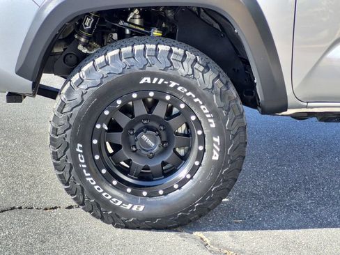 Used 2019 Toyota Tacoma TRD Off-Road w/ Technology Package AWD/4WD image 10