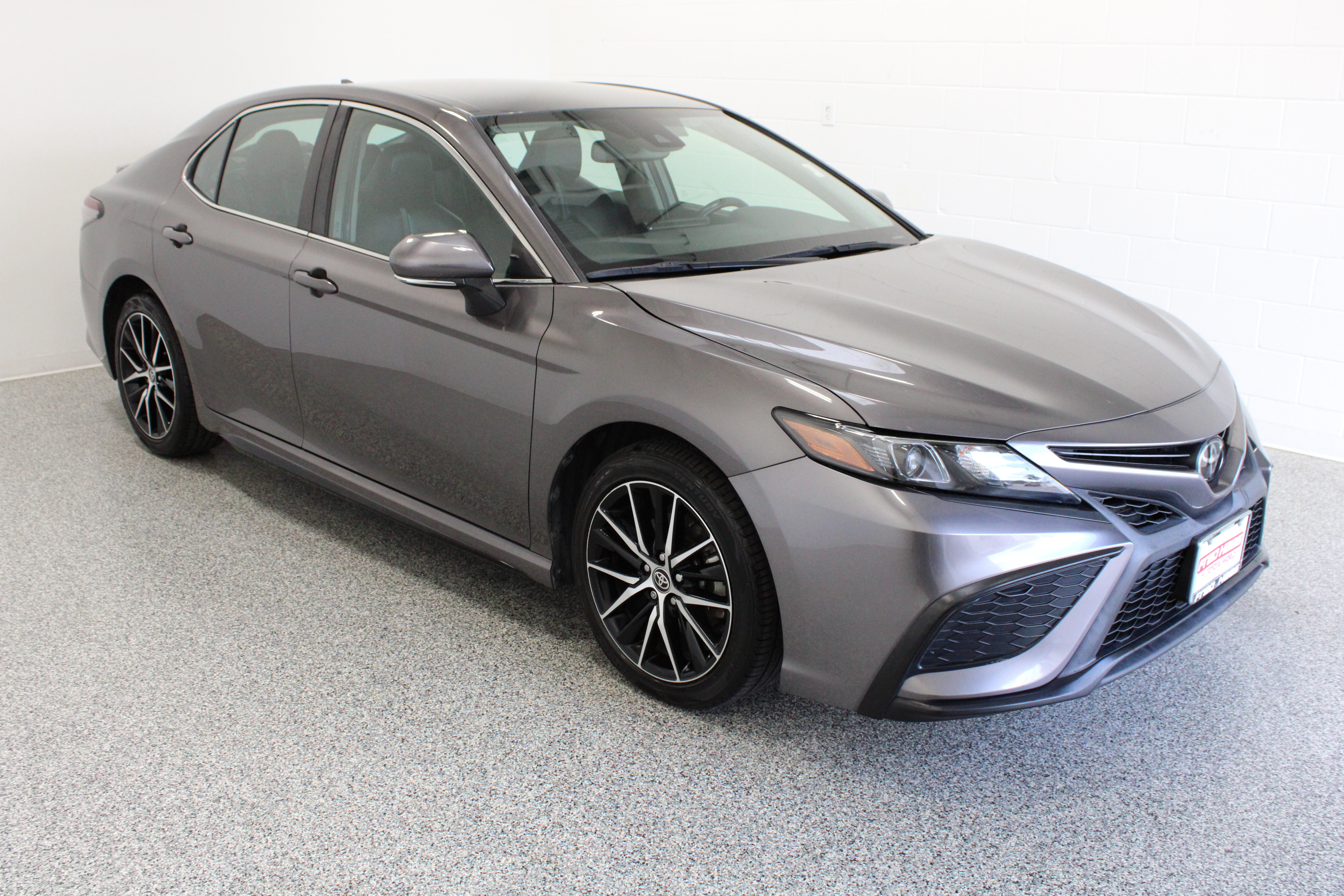 Used 2024 Toyota Camry SE w/ Convenience Package FWD image 4