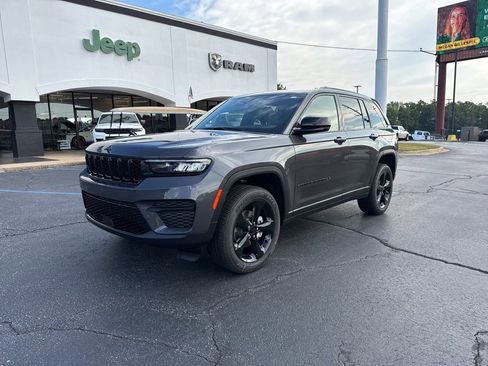 New 2025 Jeep Grand Cherokee Altitude image 1