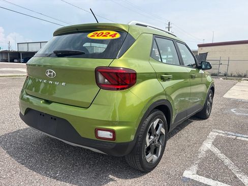 Used 2024 Hyundai Venue SEL FWD image 3