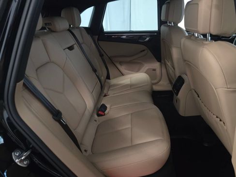 Certified 2025 Porsche Macan AWD/4WD image 23