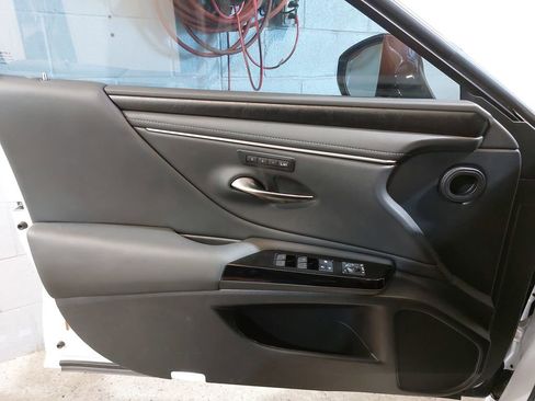 Used 2024 Lexus ES 300h w/ Premium Package FWD image 28