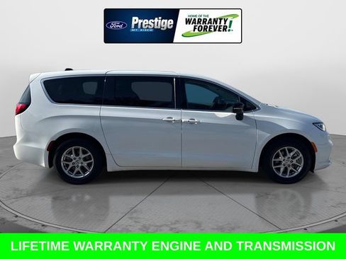 Used 2024 Chrysler Pacifica Touring-L FWD image 3