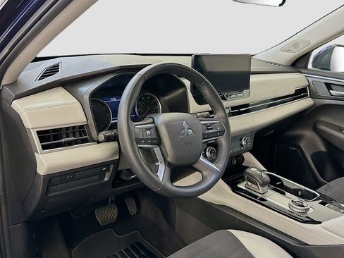 Used 2025 Mitsubishi Outlander SE image 18