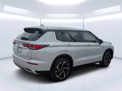 Used 2023 Mitsubishi Outlander SE image 3