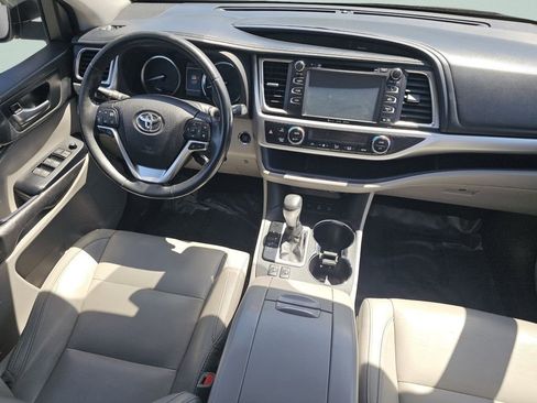 Used 2017 Toyota Highlander XLE w/ Carpet Mat Package AWD/4WD image 28