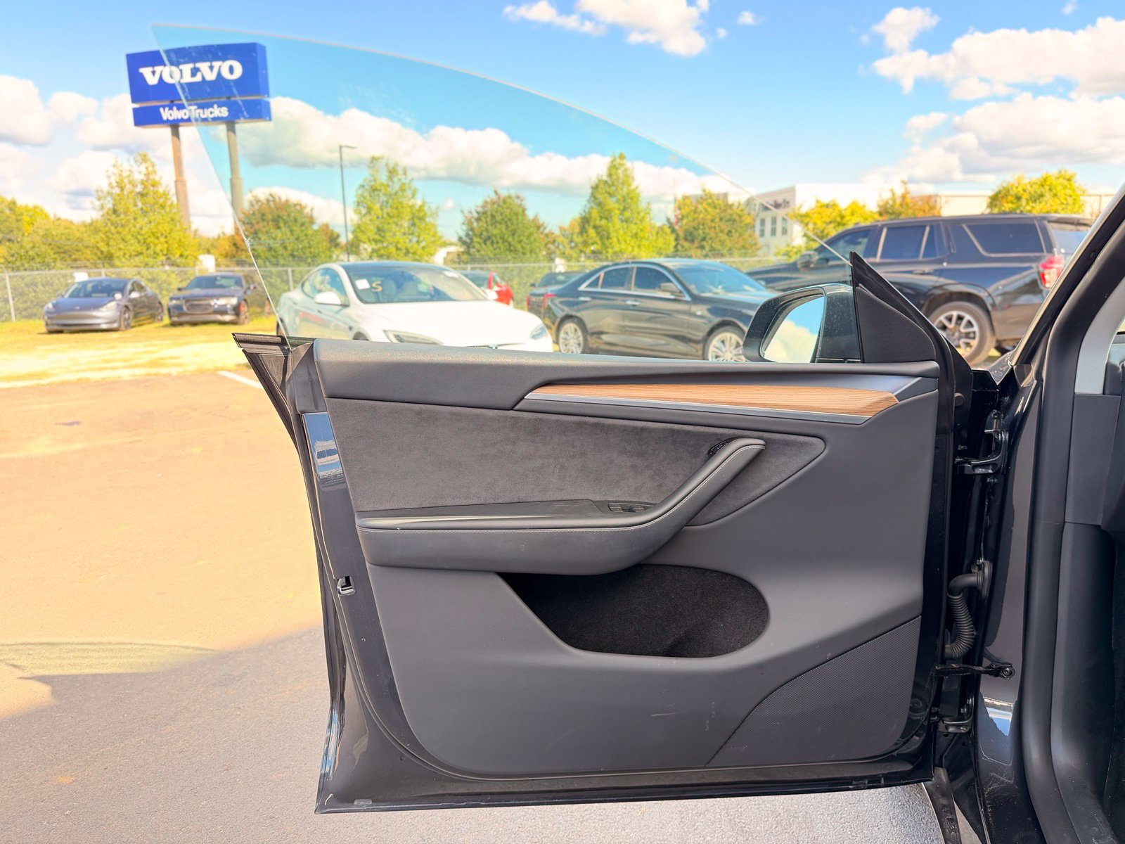 Used 2024 Tesla Model Y Long Range RWD image 14