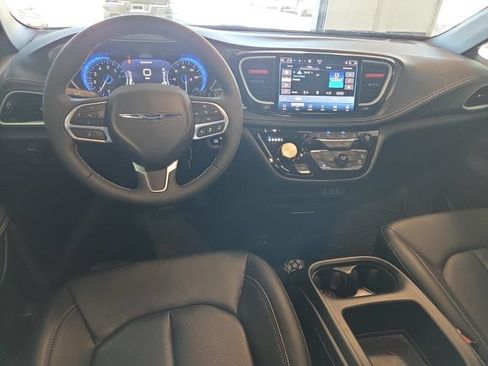 Used 2025 Chrysler Pacifica Select w/ Fav Edition Package FWD image 9