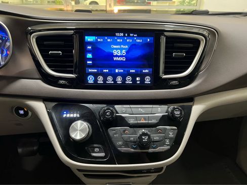 Used 2017 Chrysler Pacifica Touring-L w/ Tire & Wheel Group FWD image 19