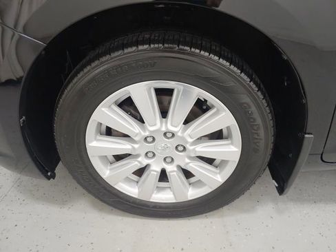 Used 2017 Toyota Sienna XLE image 9