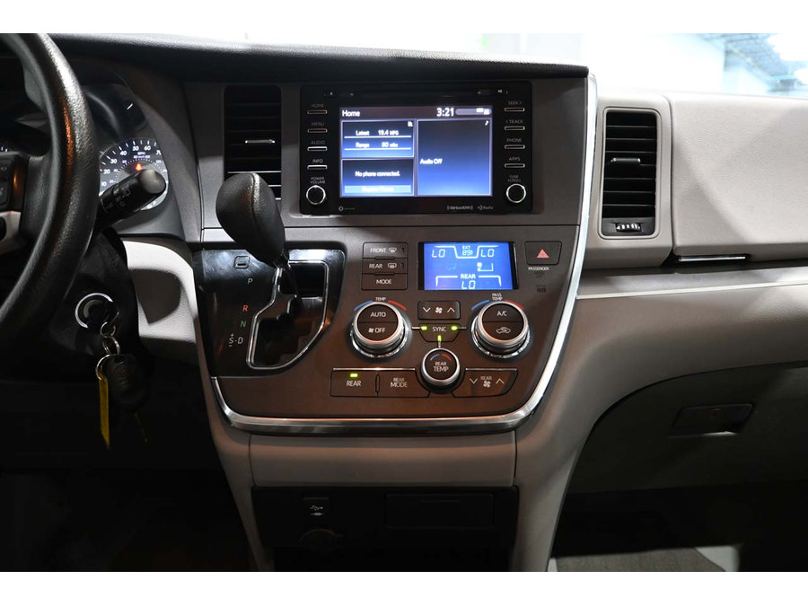 Used 2018 Toyota Sienna LE FWD image 23