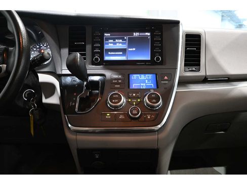 Used 2018 Toyota Sienna LE FWD image 23