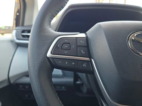 Certified 2025 Toyota Sienna XLE FWD image 33