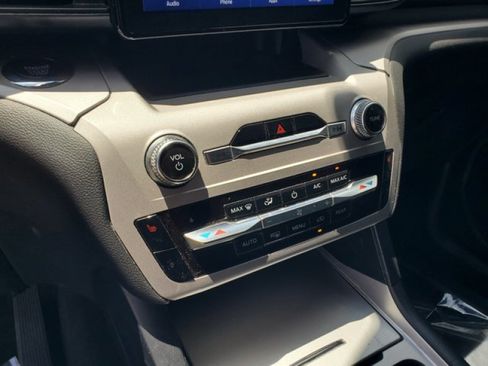 Certified 2023 Ford Explorer XLT RWD image 24